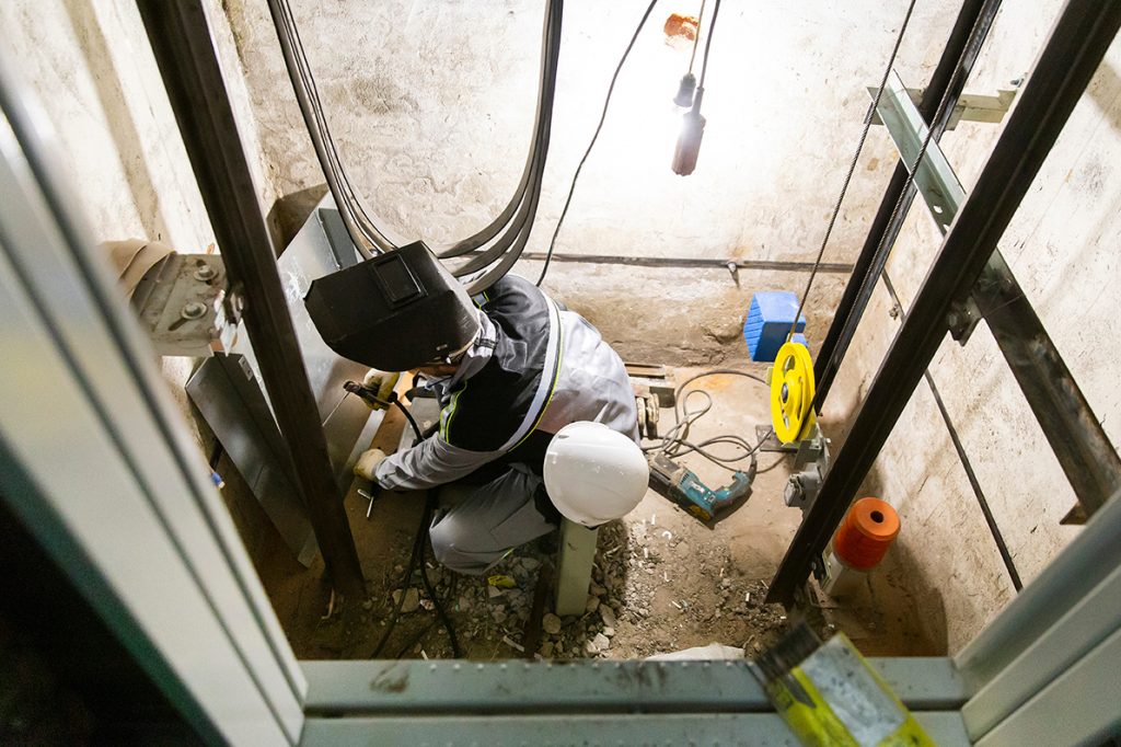 تعمیر کابل و سیم کشی آسانسور کارگاهی